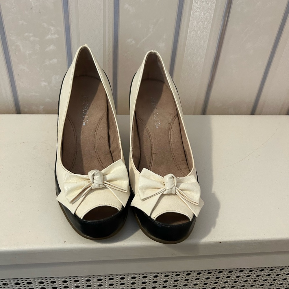 Elegant Aerosoles Women's Peep-Toe Bow Shoes- Comfortable!!!! Worn once!